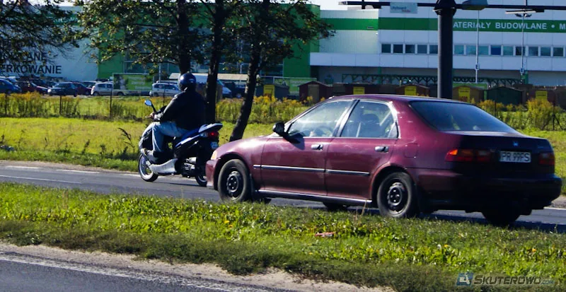 Zdjęcie Czy motorower jest pojazdem silnikowym? Sprawdź ważne informacje!