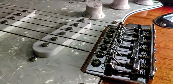 Zdjęcie Jak wyregulować gryf w gitarze elektrycznej, aby uniknąć brzęczenia i wysokiej akcji