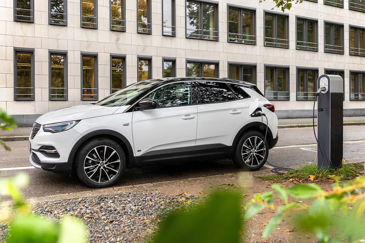 Zdjęcie Co to jest hybryda plug-in? Poznaj zalety i wady tego pojazdu
