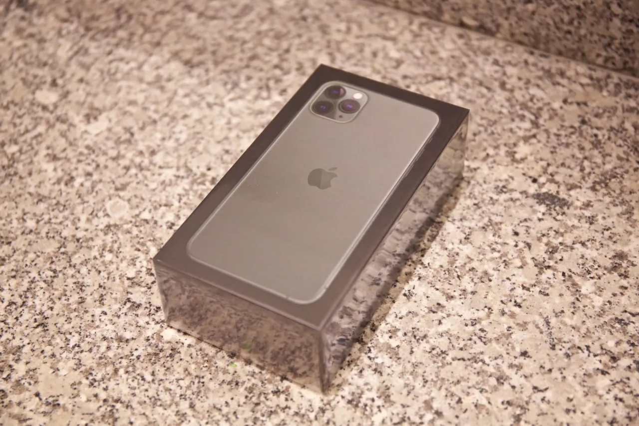 Zdjęcie Czy iPhone 11 ma ładowarkę w zestawie? Sprawdź, co znajdziesz w pudełku