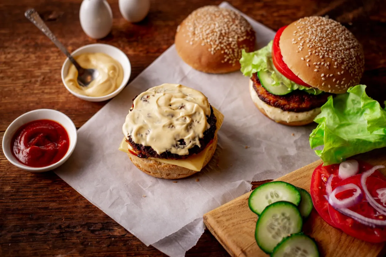 Zdjęcie Jaki sos do hamburgera? Odkryj najlepsze smaki, które zachwycą!