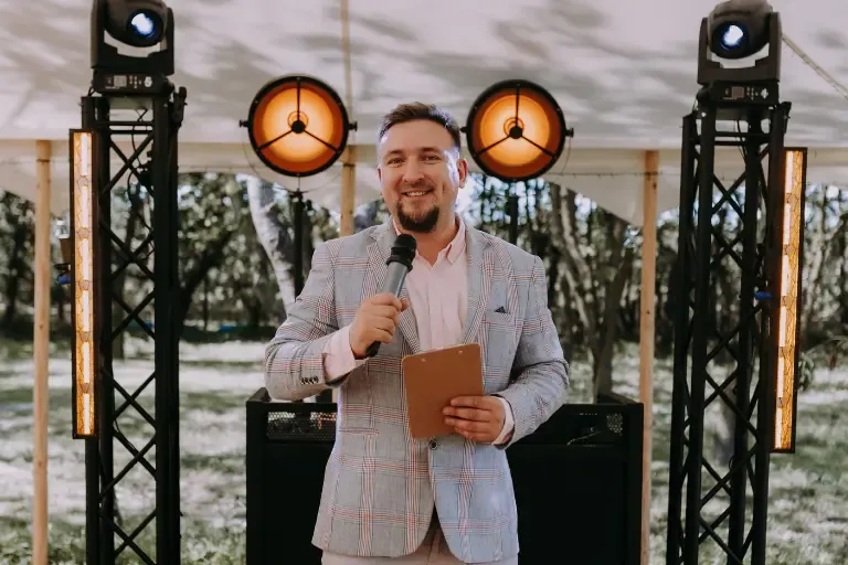 Zdjęcie Ile bierze DJ na wesele i imprezy? Sprawdź ceny i czynniki wpływające na koszty