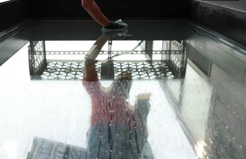 Zdjęcie Jak skutecznie naprawić porysowaną szybę w oknie bez kosztów