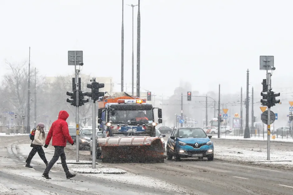 Zdjęcie Kto odśnieża chodnik przy drodze powiatowej? Sprawdź swoje obowiązki