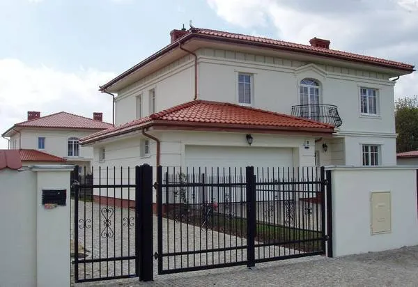 Zdjęcie Czerwony dach, białe okna – jaki kolor elewacji wybrać dla idealnego efektu?