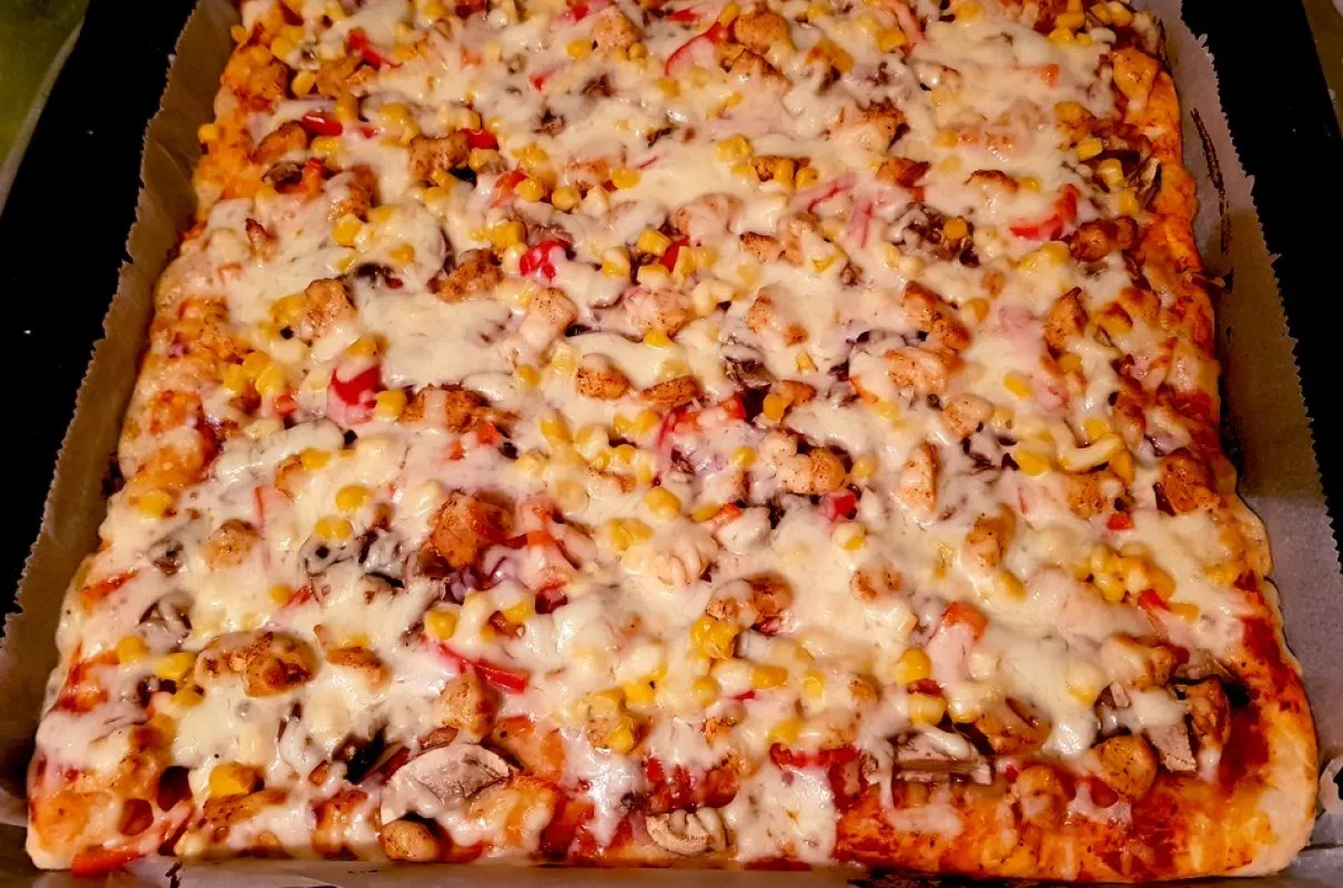 Zdjęcie Ile piec pizzę na cieście drożdżowym? Odkryj idealny czas pieczenia