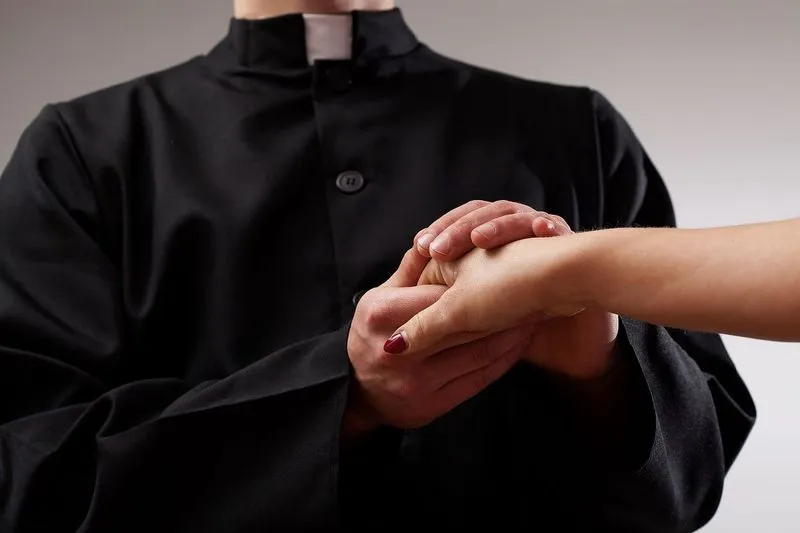Zdjęcie Jak zaczyna się romans z księdzem? Odkryj emocje i zagrożenia
