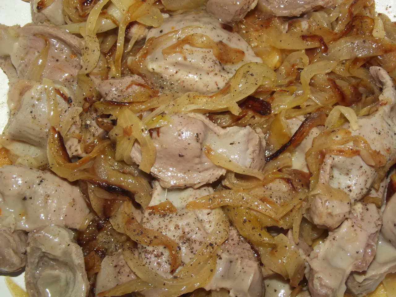 Zdjęcie Jak przygotować żołądki drobiowe duszone z cebulką - prosty przepis