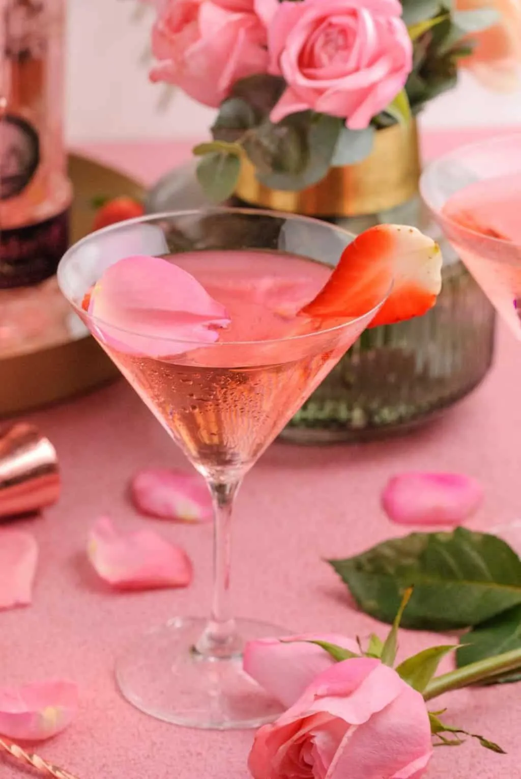 Zdjęcie Jak przygotować idealny martini rose drink – przepis i porady