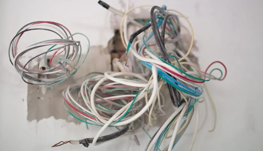 Zdjęcie Gdzie zgłosić zerwany kabel telefoniczny, aby uniknąć problemów?