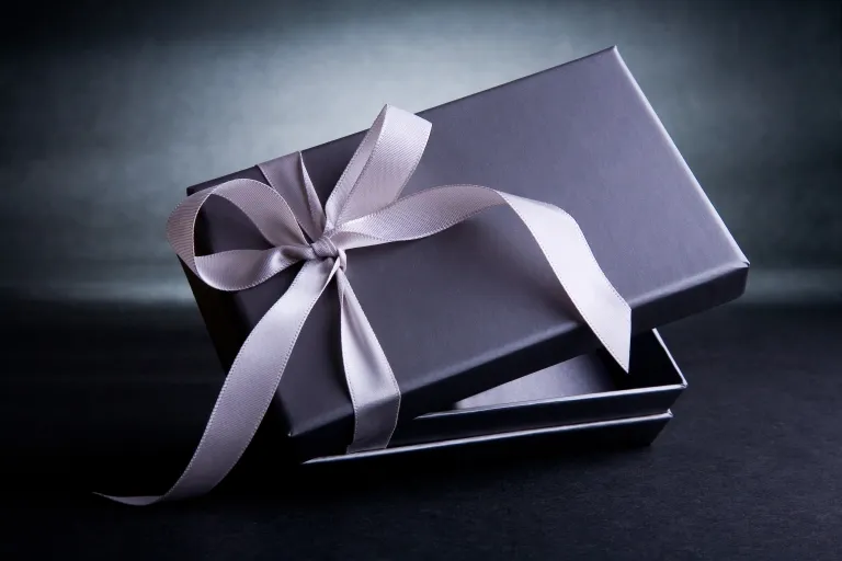 Zdjęcie Jak zapakować prezent w pudełku? Sztuczki i porady od ekspertów