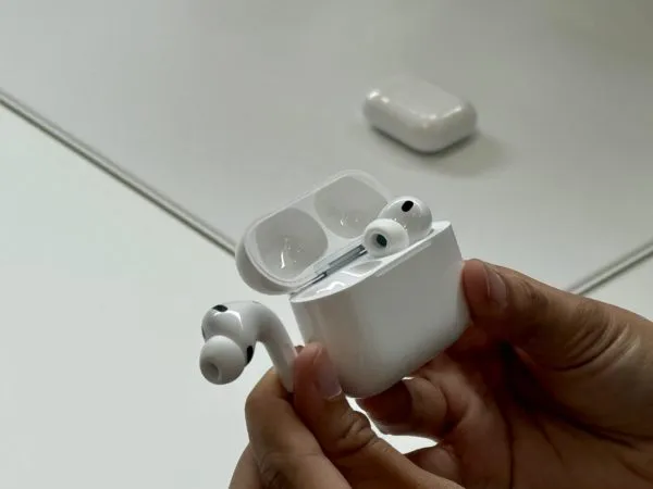 Zdjęcie Ile trzyma bateria w AirPods? Sprawdź, jak długo wytrzymają
