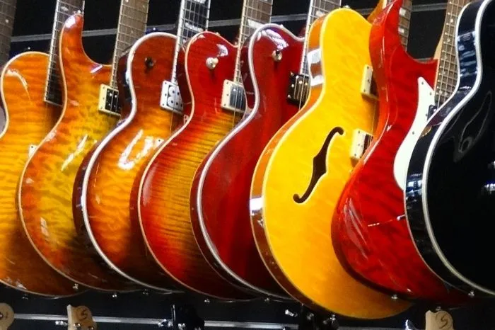 Zdjęcie Ile waży gitara elektryczna? Odkryj różnice między modelami