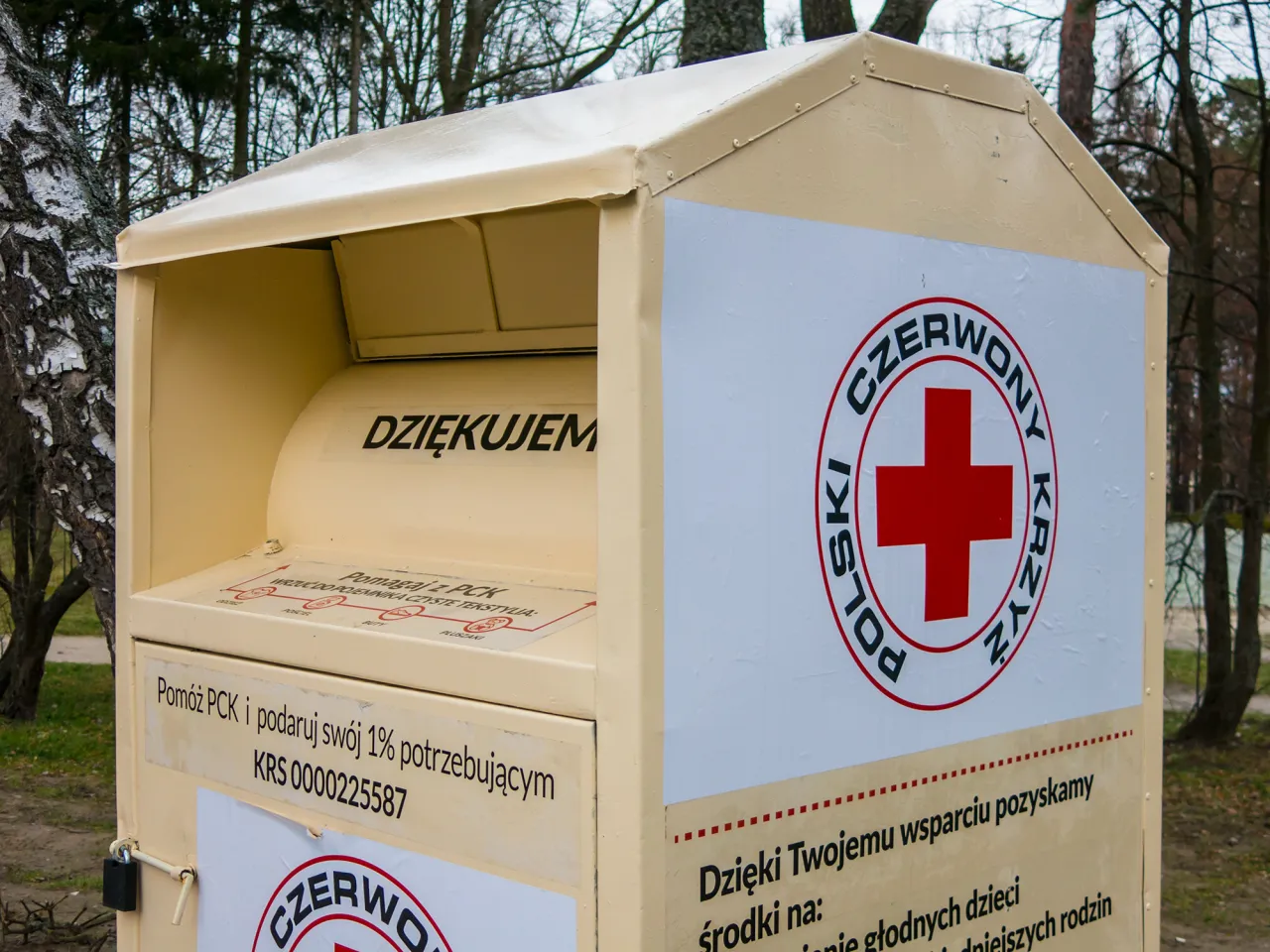 Zdjęcie Jak przekazać ubrania do PCK? Gdzie oddać i co warto wiedzieć