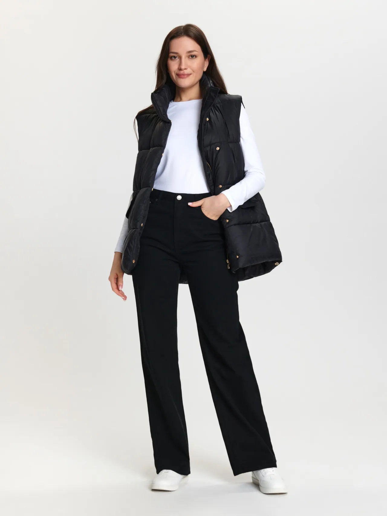 Zdjęcie Stylizacje z kamizelką puchową: 10 modnych outfitów na każdą okazję