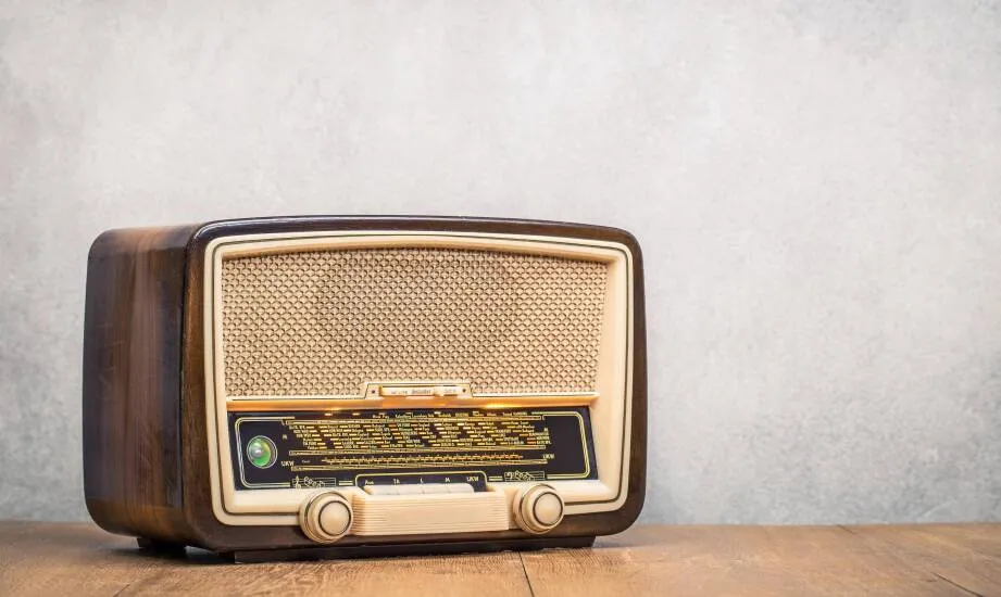 Zdjęcie W którym roku wynaleziono radio? Odkryj jego znaczenie i wpływ