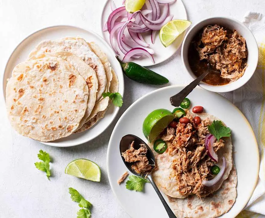 Zdjęcie Pyszne tacos z szarpaną wieprzowiną, które zachwycą Twoich gości