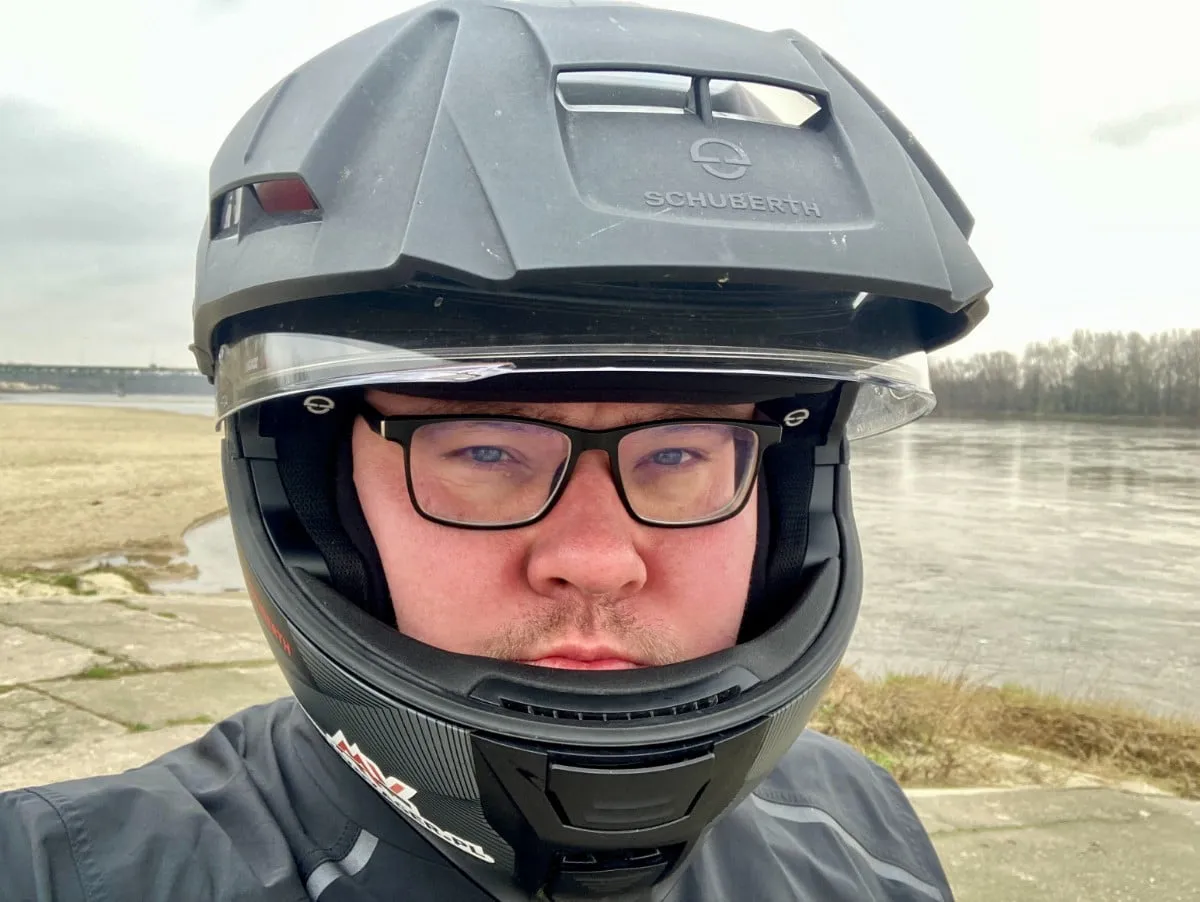 Zdjęcie Jak zakładać kask motocyklowy, aby zapewnić maksymalne bezpieczeństwo