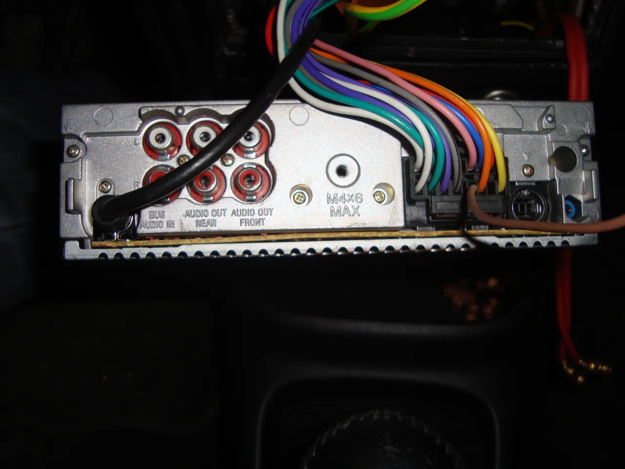 Zdjęcie Jak podłączyć wzbudzenie wzmacniacza - uniknij typowych błędów