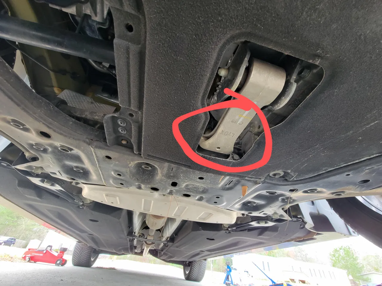 Zdjęcie Gdzie podłożyć lewarek w Hyundai Tucson, aby uniknąć uszkodzeń?