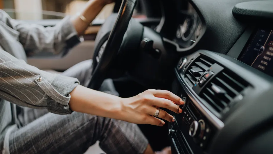 Zdjęcie Jak działa transmiter FM? Odkryj tajniki podłączenia urządzeń