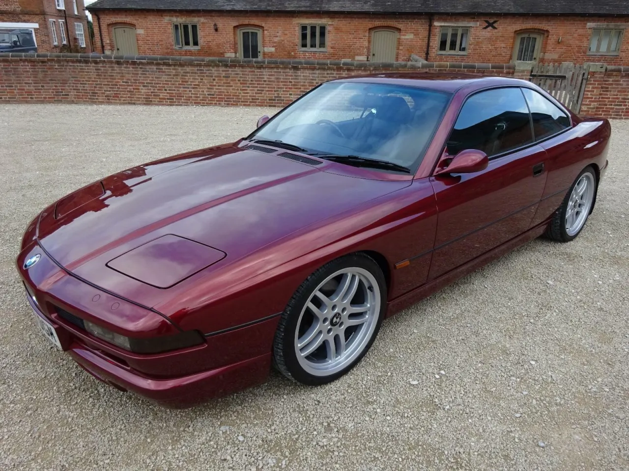 Zdjęcie BMW 850 iA: Luksusowe Coupe z V12 - Ikona Sportowej Elegancji