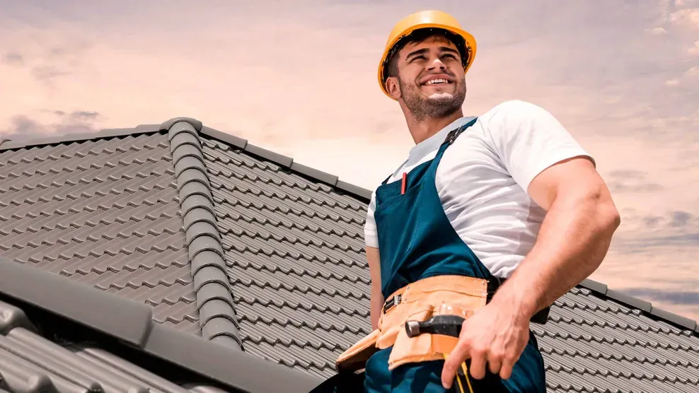 Zdjęcie Dekarz: Obowiązki, umiejętności i kiedy potrzebujesz fachowca