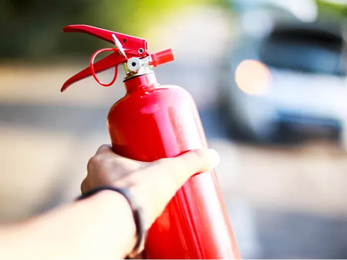 Zdjęcie Gaśnica w samochodzie - czy naprawdę jest obowiązkowa i co grozi za brak?