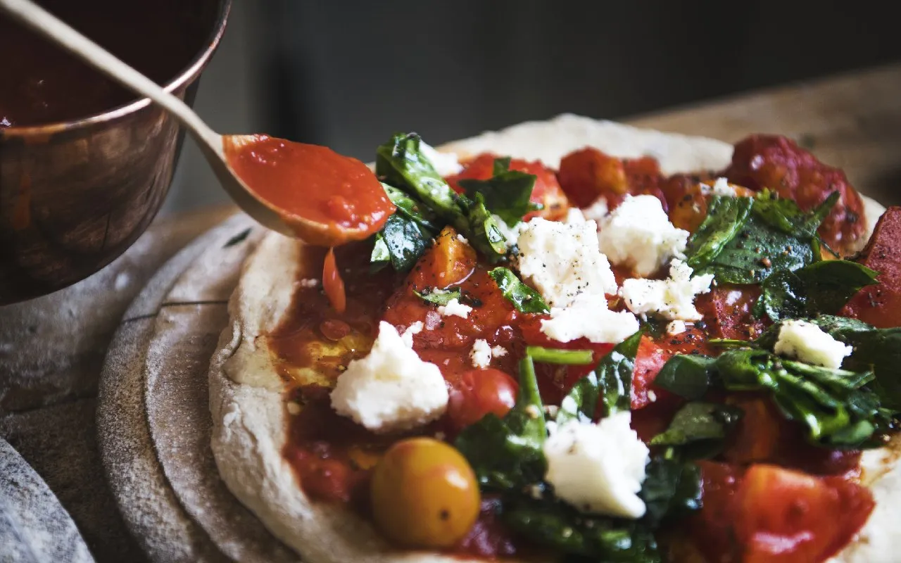 Zdjęcie Ile kalorii ma 1 kawałek pizzy? Sprawdź, co możesz zjeść!