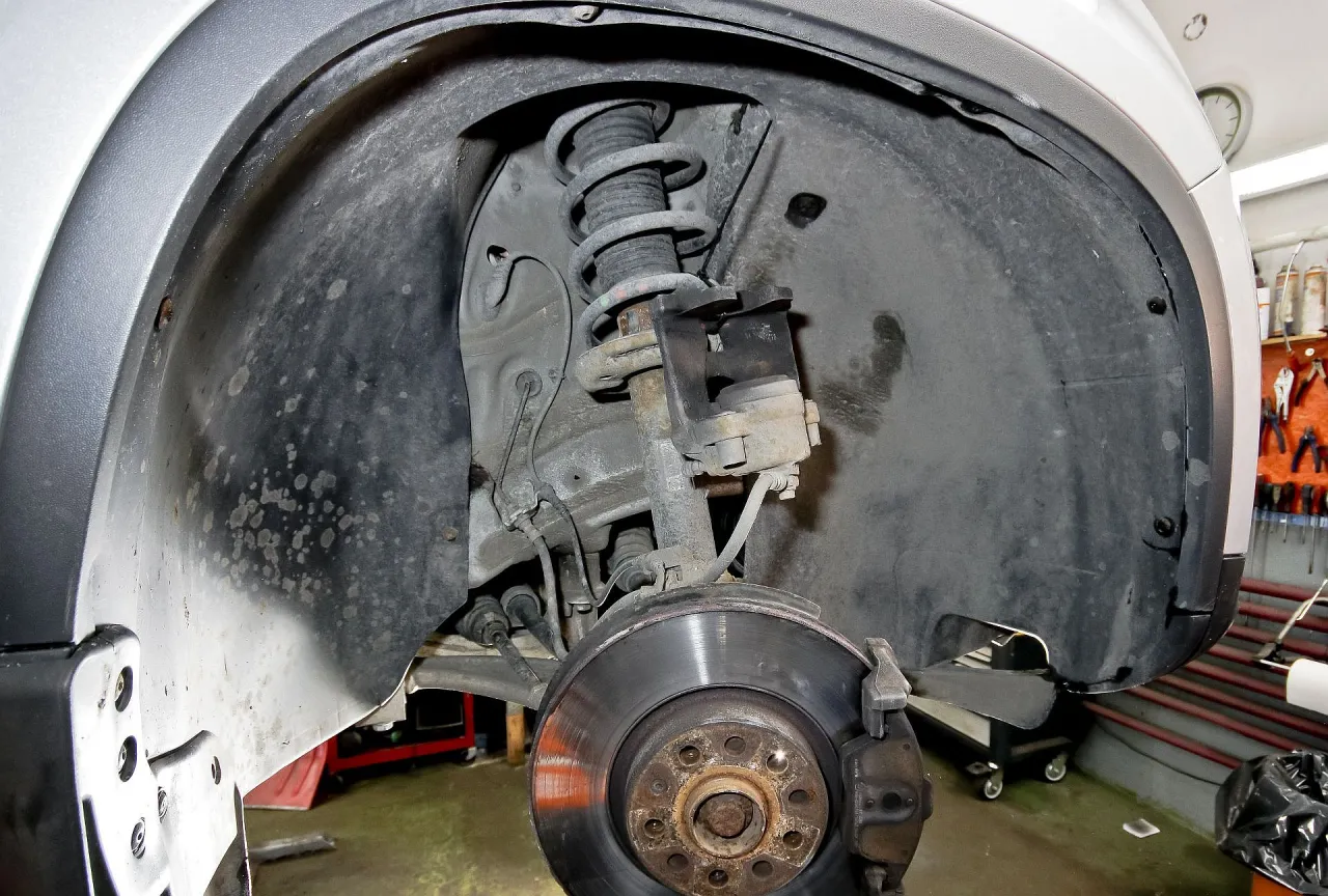 Zdjęcie Objawy zużytego łożyska amortyzatora, które mogą zagrażać bezpieczeństwu