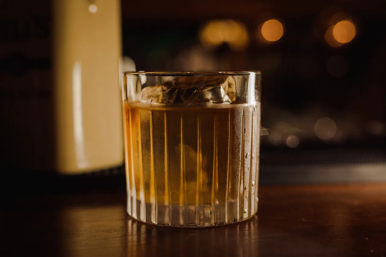 Zdjęcie Jak zrobić whisky z wódki - prosta metoda na domowy alkohol