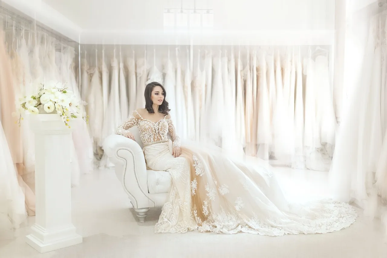 Zdjęcie Jak klękać w sukni ślubnej, by uniknąć zagnieceń i zachować elegancję