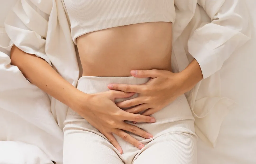 Zdjęcie Ból brzucha jak na okres tydzień po miesiączce – co może oznaczać?