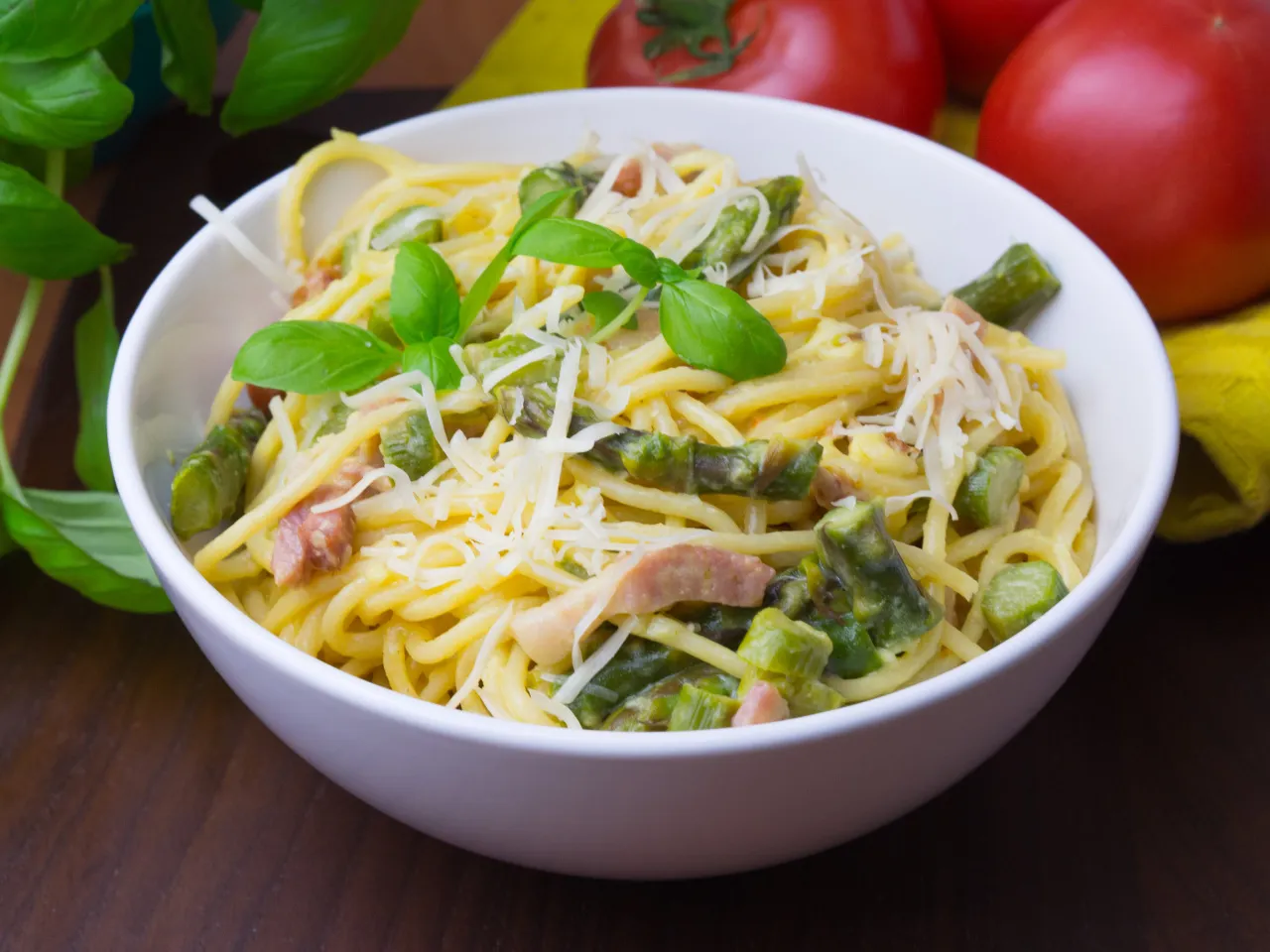 Zdjęcie Pyszna spaghetti carbonara ze szparagami, którą musisz spróbować