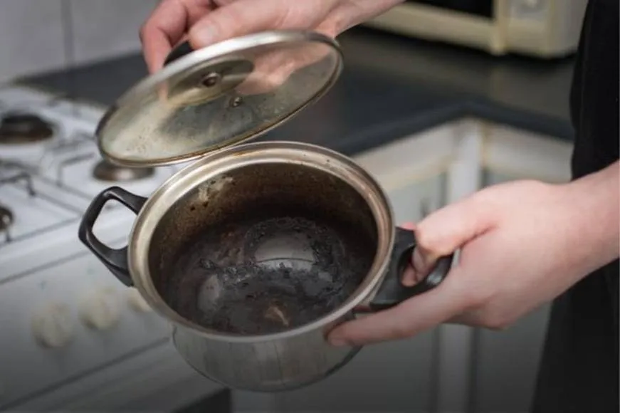 Zdjęcie Czy można gotować w przypalonym garnku? Bezpieczne metody czyszczenia