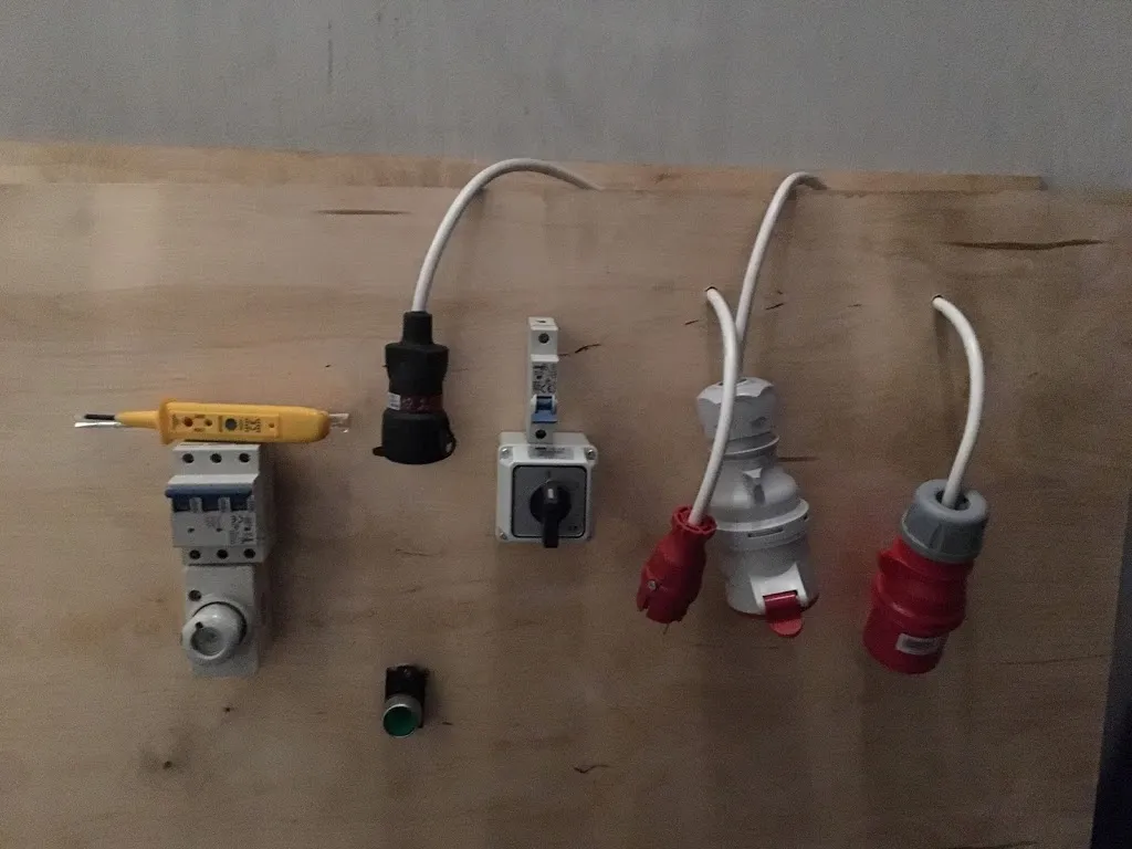 Zdjęcie Izolacja elektryczna: klucz do bezpieczeństwa i unikania zagrożeń