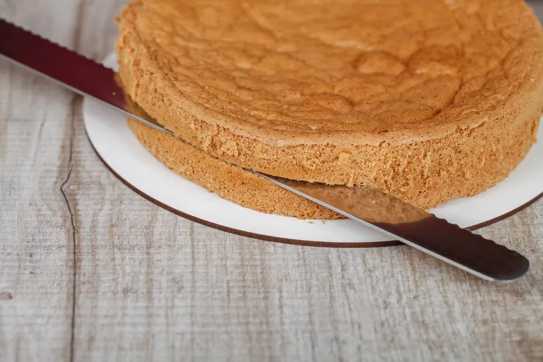 Zdjęcie Jak przekroić biszkopt na tort, aby uzyskać idealne warstwy?