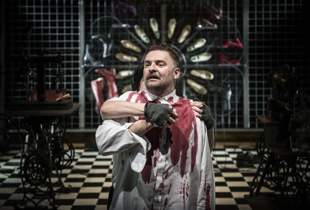 Zdjęcie Szewcy spektakl - odkryj niezwykłe inscenizacje i ich znaczenie w teatrze