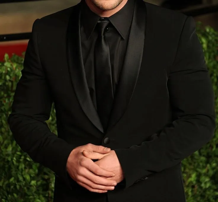 Zdjęcie Czy czarna koszula jest galowa? Dowiedz się, dlaczego nie jest akceptowana