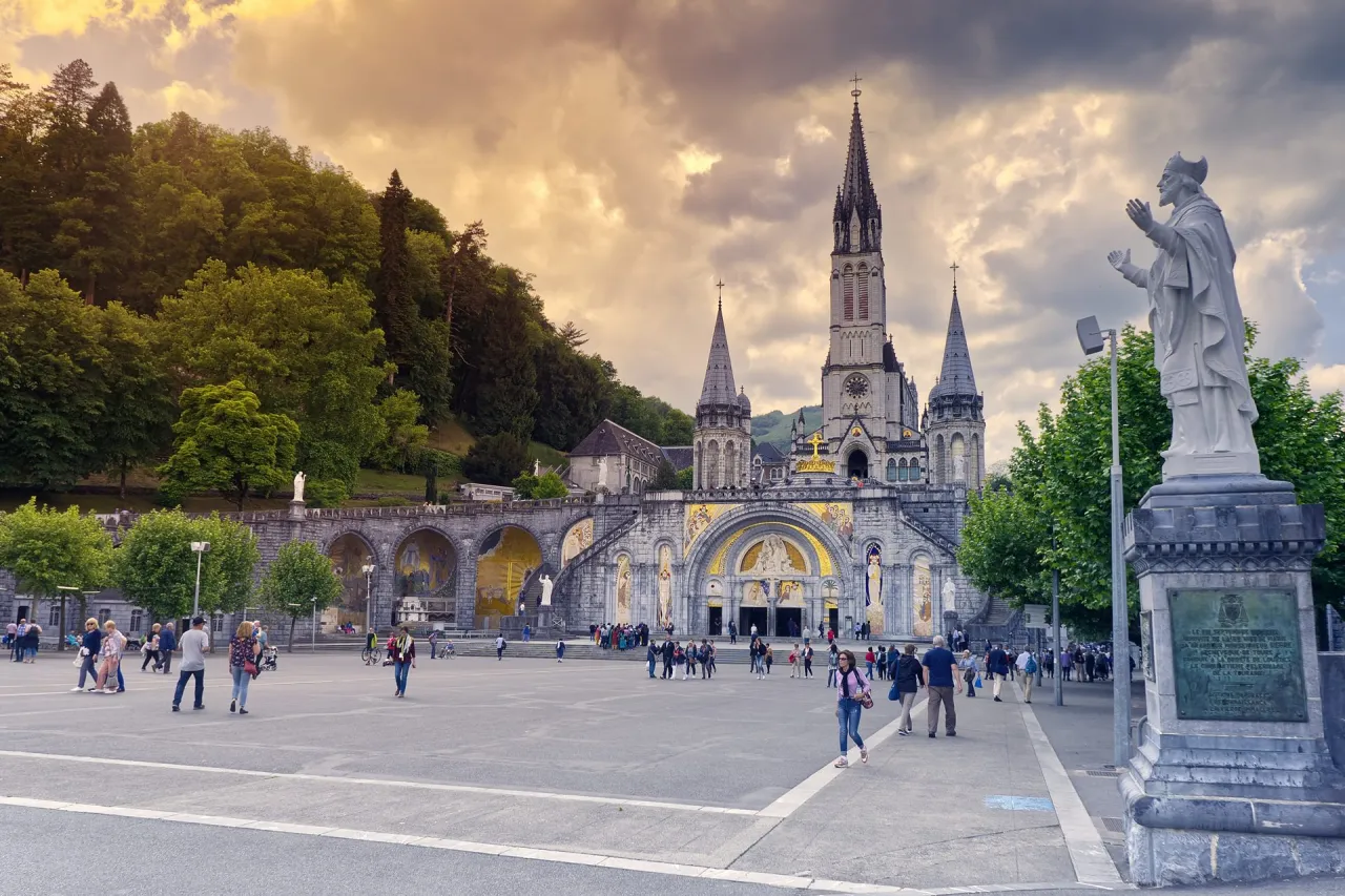 Zdjęcie Lourdes sanktuarium: historia, cudowne wody i znaczenie pielgrzymek