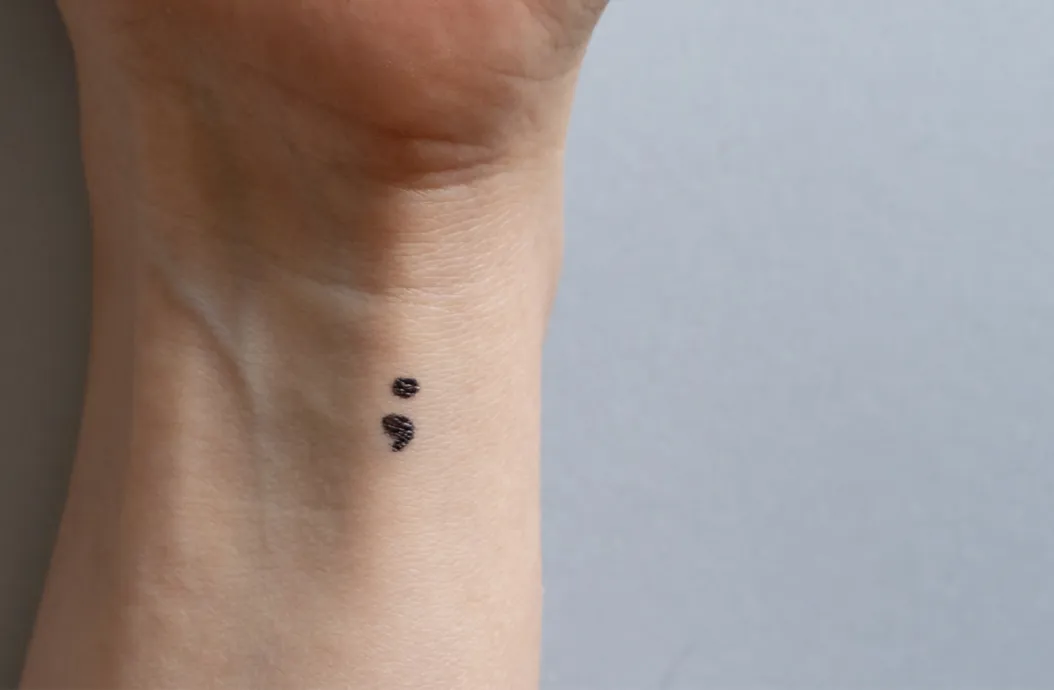 Zdjęcie Dlaczego tatuaż ze średnikiem stał się symbolem walki z depresją?