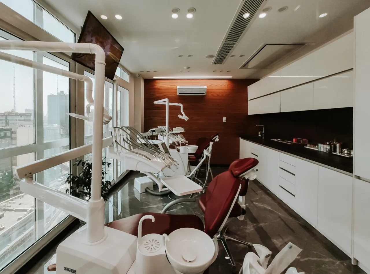 Zdjęcie Czy ortodonta to dentysta? Odkryj kluczowe różnice i fakty