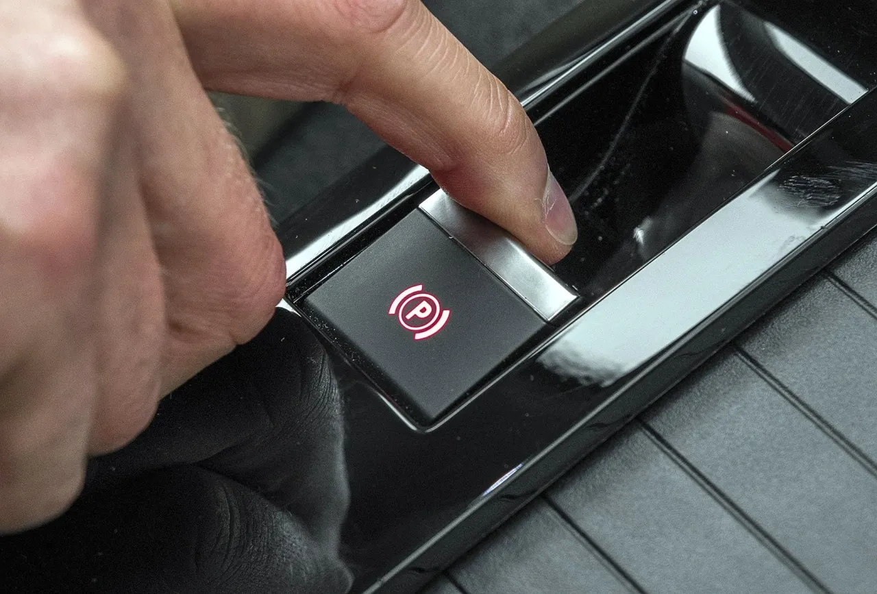 Zdjęcie Odblokowanie elektrycznego hamulca ręcznego Toyota Avensis: krok po kroku