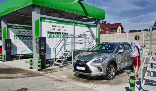 Zdjęcie Czy po woskowaniu płukać auto? Kluczowe wskazówki dla idealnego efektu