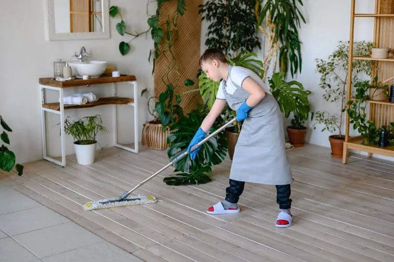 Zdjęcie Jak często myć podłogę, by uniknąć uszkodzeń i zachować czystość