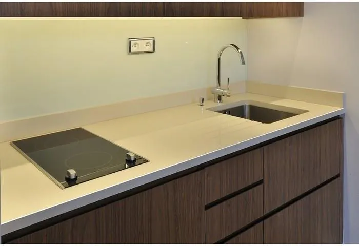 Zdjęcie Konglomerat kwarcowy Rzeszów - trwałe blaty bez plam i zarysowań