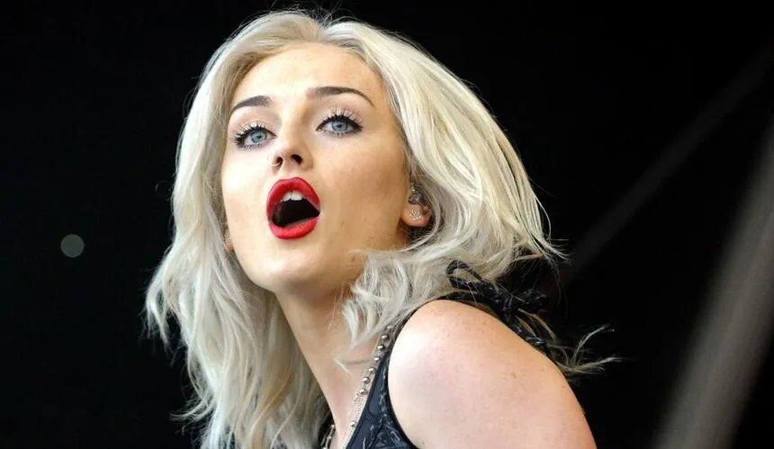 Zdjęcie Perrie Edwards ile ma lat? Zaskakująca prawda o jej wieku i karierze.