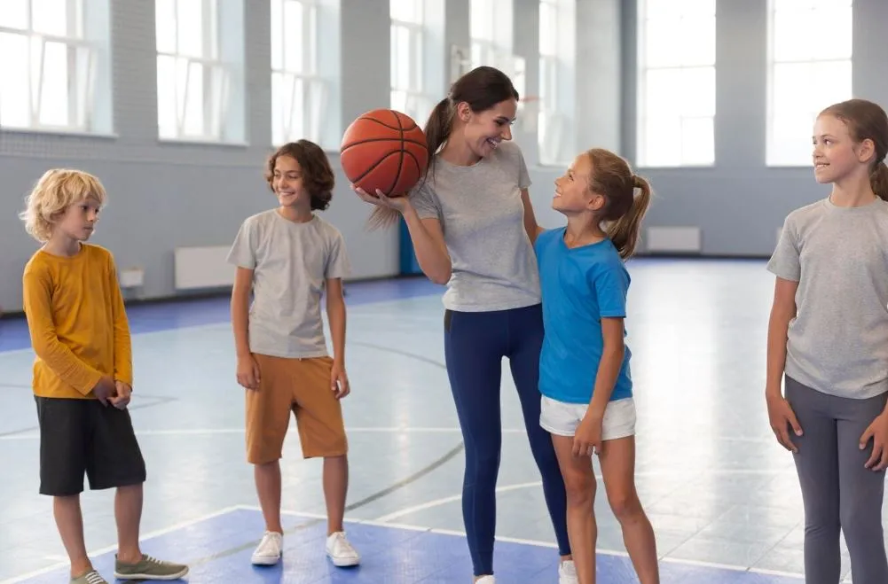 Zdjęcie Czy kierownik obozu może być wychowawcą? Poznaj kluczowe różnice