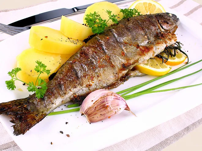 Zdjęcie Truite grill&eacute;e au barbecue: l'art de la cuisson parfaite sans qu'elle colle