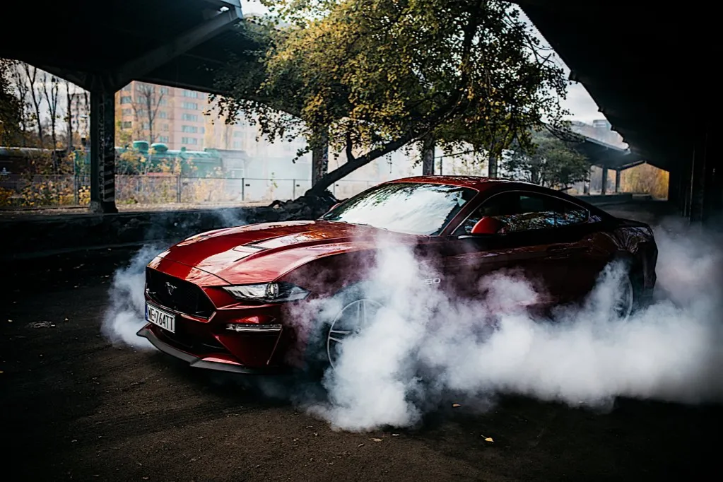 Zdjęcie Ile pali ford mustang 5.0? prawdziwe spalanie, wady i zalety silnika v8